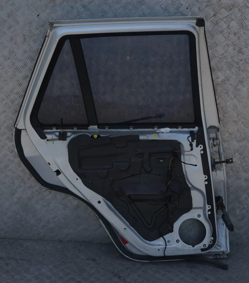 Fahrerseite Tür hinten links Titansilber Titan Silber Metallic für BMW X5 er 9 E53 mit Teilenummer 8256827 BMW X5 er 9 E53 Fahrerseite Tür hinten links Titansilber Titan Silber Metallic - SKU 8256827-TS9 - Teilenummer 8256827