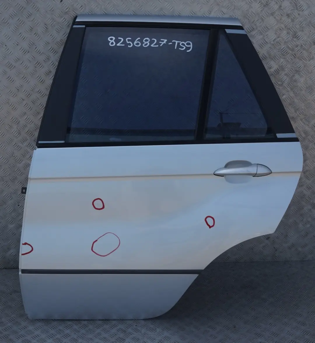 Cote Conducteur Porte Arriere Gauche Argent Titane Metallise pour BMW X5 9 E53 à propos du numéro de pièce 8256827 BMW X5 9 E53 Cote Conducteur Porte Arriere Gauche Argent Titane Metallise - SKU 8256827-TS9 - Numéro de pièce 8256827