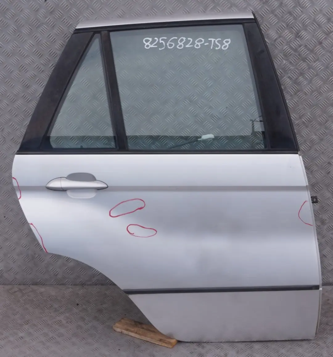 Beifahrer Tür hinten rechts Titansilber Titan Silber Metallic für BMW X5 er 8 E53 mit Teilenummer 8256828 BMW X5 er 8 E53 Beifahrer Tür hinten rechts Titansilber Titan Silber Metallic - SKU 8256828-TS8 - Teilenummer 8256828