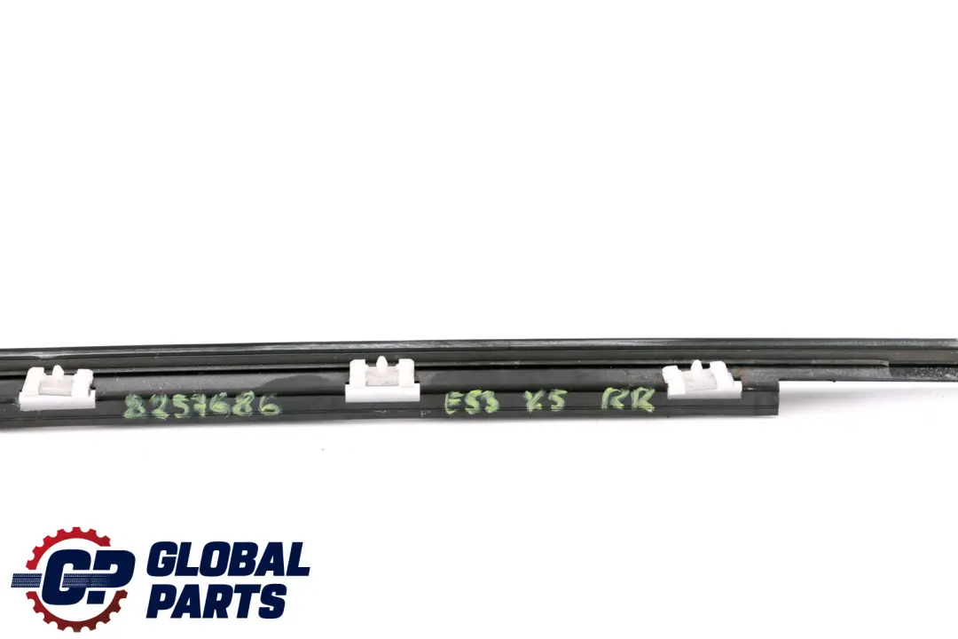 Osłona Listwa Szyby Drzwi Prawy Tył do BMW X5 E53 o numerze 8257686 BMW X5 E53 Osłona Listwa Szyby Drzwi Prawy Tył - SKU 8257686 - Numer Części 8257686