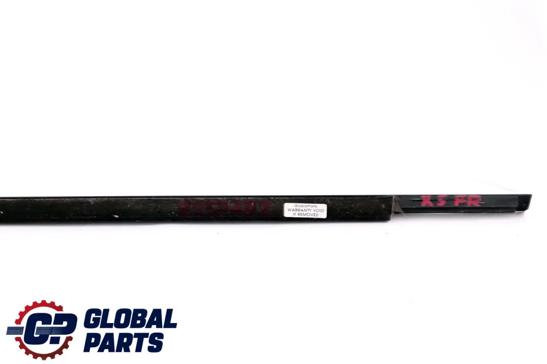 Burlete Exterior Puerta Delantera Derecha Glanzschwarz para BMW E53 con número de pieza 8257702 BMW E53 Burlete Exterior Puerta Delantera Derecha Glanzschwarz - SKU 8257702 - Número de pieza 8257702