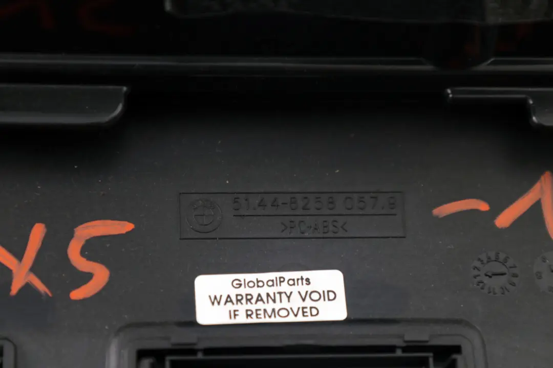 BMW X5 E53 Uchwyt Mocowanie Lampki Schowek Podsufitki Przód Czarny 8258057 - SKU 8258057-1 - Numer Części 8258061