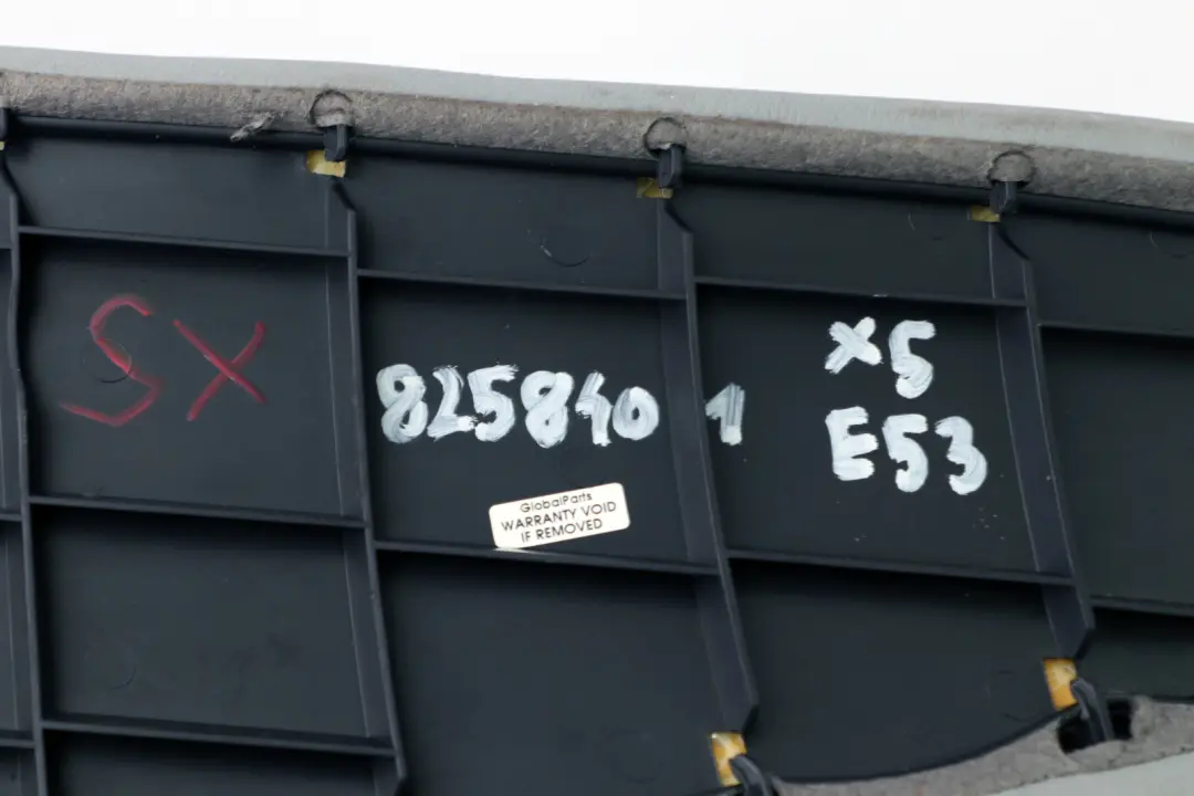 Rivestimento Laterale Pannello Posteriore Sinistro Grigio per BMW X5 E53 con numero di parte 8258401 BMW X5 E53 Rivestimento Laterale Pannello Posteriore Sinistro Grigio - SKU 8258401 - Numero di parte 8258401