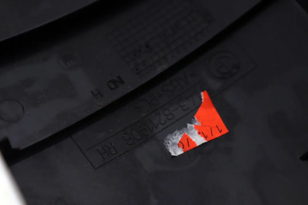 Capot Colonne Centre Haut Droit Sa Co-Pilote Noir pour BMW X5 E53 à propos du numéro de pièce 51438259820 BMW X5 E53 Capot Colonne Centre Haut Droit Sa Co-Pilote Noir - SKU 8259820 - Numéro de pièce 51438259820