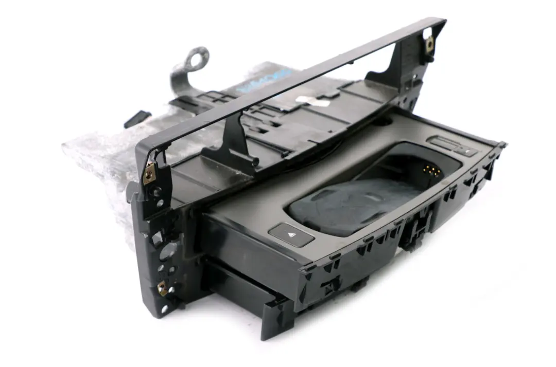 Schowek Konsoli Telefon do BMW E65 E66 o numerze 8261060 BMW E65 E66 Schowek Konsoli Telefon - SKU 8261060 - Numer Części 8261060