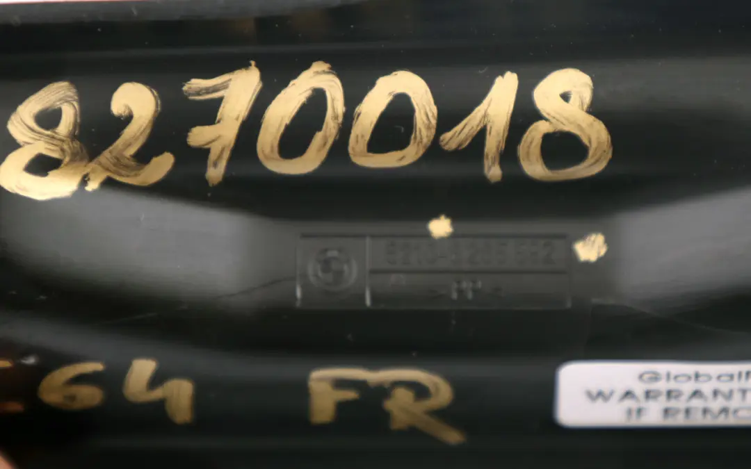 Reihe E46 E64 Blende vorne rechts SCHWARZ BLACK 265592 für BMW 3 6 mit Teilenummer 8270018 BMW 3 6 Reihe E46 E64 Blende vorne rechts SCHWARZ BLACK 265592 - SKU 8270018 - Teilenummer 8270018