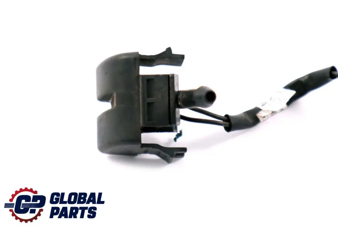 Right O/S Windshield Washer Spray Nozzle Jet to BMW 3 Series E46 with Part number 8374366 BMW 3 Series E46 Right O/S Windshield Washer Spray Nozzle Jet - SKU 8374366 - Part number 8374366