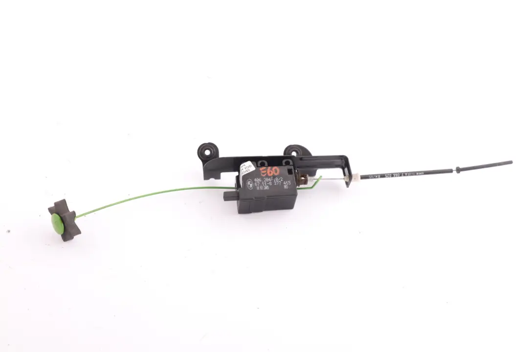Attuatore Coperchio Sportello Serbatoio Carburante per BMW E60 E61 E63 E64 con numero di parte 8377415 BMW E60 E61 E63 E64 Attuatore Coperchio Sportello Serbatoio Carburante - SKU 8377415 - Numero di parte 8377415