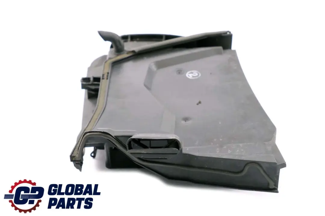 Coperchio Microfiltro Aria Inferiore Alloggiamento Parte Destra per BMW E39 con numero di parte 8379624 BMW E39 Coperchio Microfiltro Aria Inferiore Alloggiamento Parte Destra - SKU 8379624 - Numero di parte 8379624