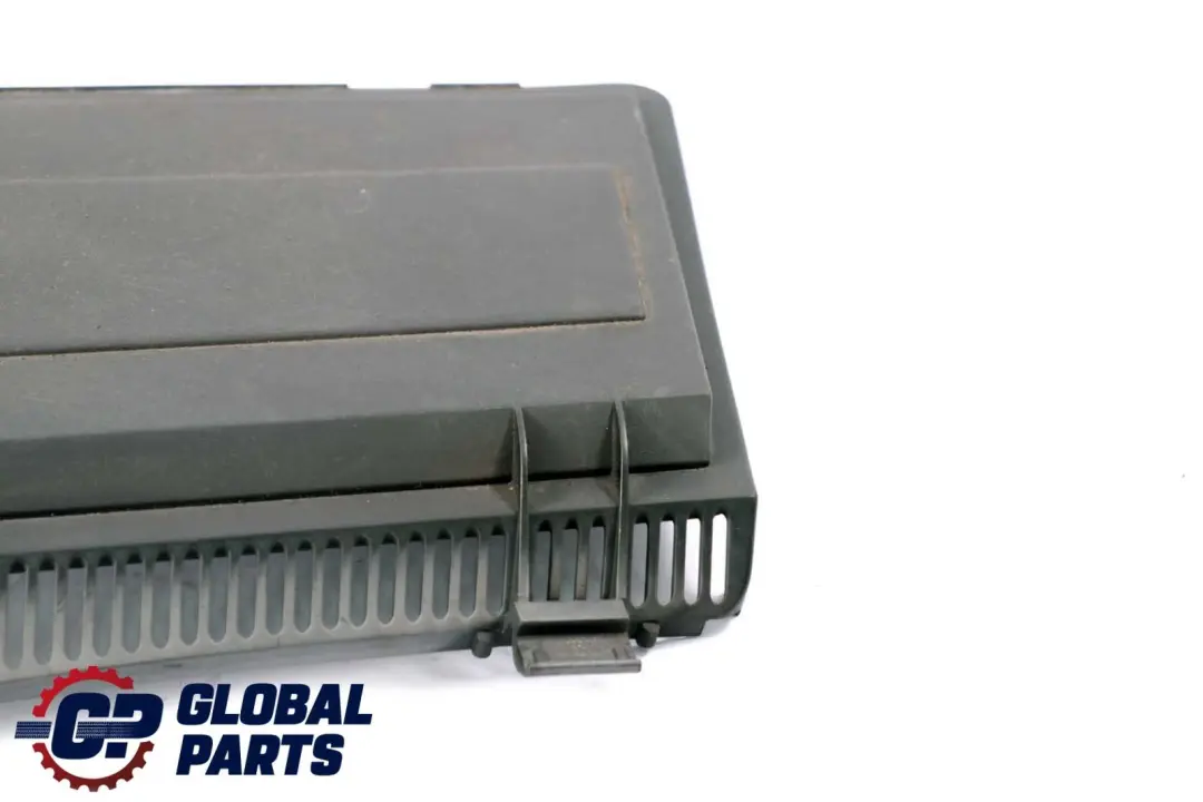 BMW E39 Gauche Couvercle d'entretien microfiltre à pollen de boîte à air - SKU 8379627 - Numéro de pièce 8379627