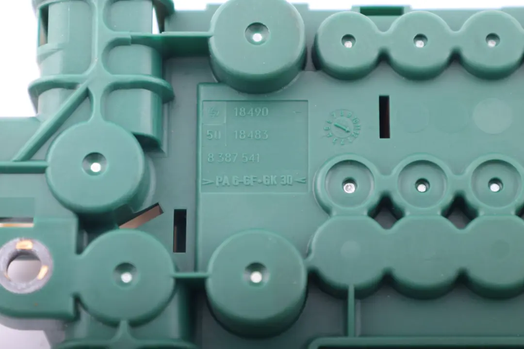 Caja De Fusibles 8 Pliegues Regulador De Voltaje Bota para BMW E39 E53 con número de pieza 6924976 BMW E39 E53 Caja De Fusibles 8 Pliegues Regulador De Voltaje Bota - SKU 8387541 - Número de pieza 6924976