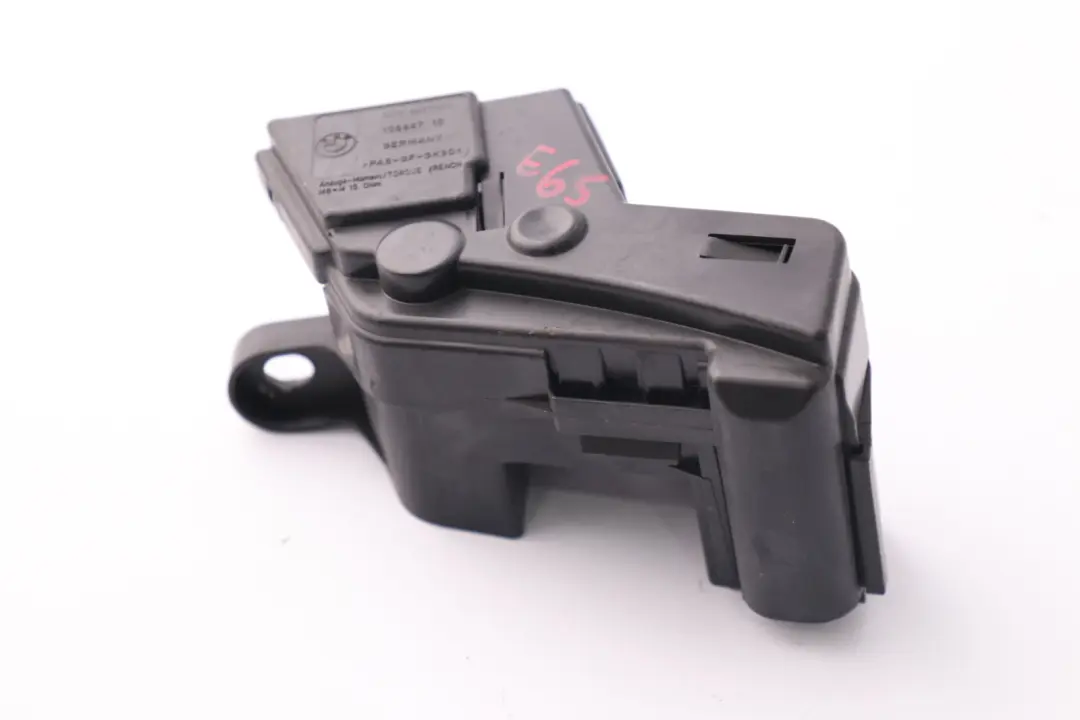 Pokrywa wyprowadzenie biegunów B plus do BMW E65 E66 o numerze 8387573 BMW E65 E66 Pokrywa wyprowadzenie biegunów B plus - SKU 8387573 - Numer Części 8387573