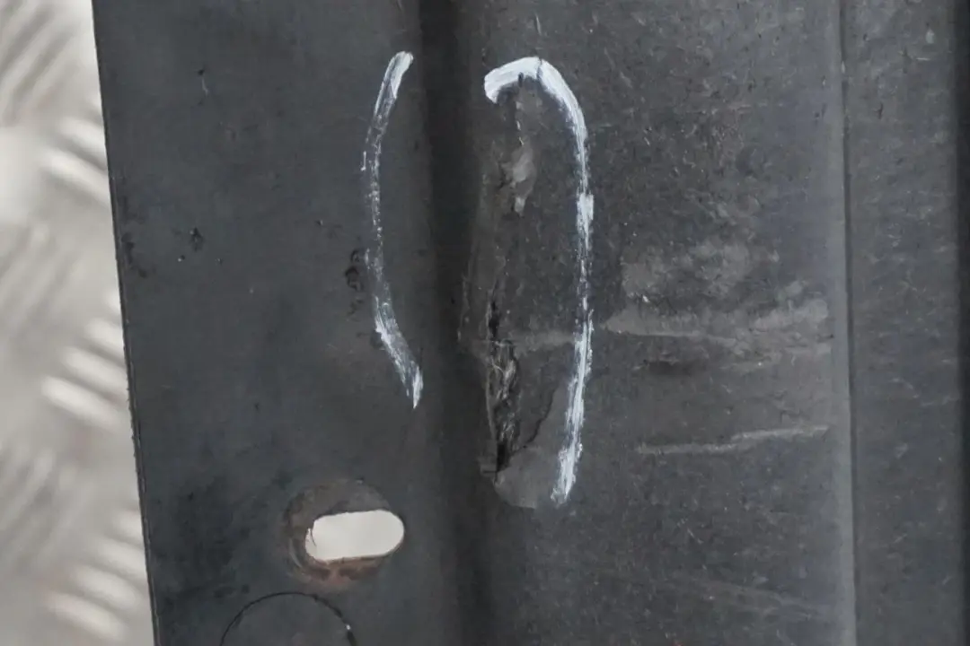 Osłona obudowa płyta podwozia lewy tył BMW e53 X5 do o numerze 8402437 Osłona obudowa płyta podwozia lewy tył BMW e53 X5 - SKU 8402437 - Numer Części 8402437