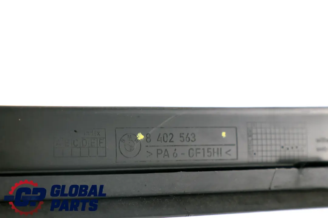 Embellecedor Marco Ventana Puerta Anti Trampas Izquierda para BMW X5 E53 con número de pieza 8402563 BMW X5 E53 Embellecedor Marco Ventana Puerta Anti Trampas Izquierda - SKU 8402563 - Número de pieza 8402563