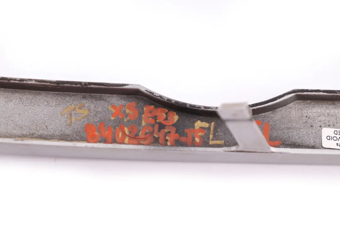 Listwa pod lampe lewa titansilber do BMW E53 X5 o numerze 8402647 BMW E53 X5 Listwa pod lampe lewa titansilber - SKU 8402647-TS - Numer Części 8402647