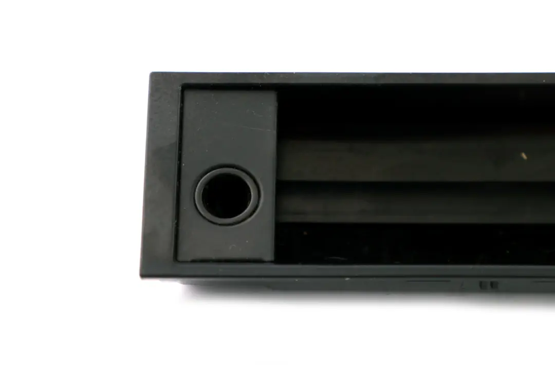 Wkład Popielniczki Popielniczka Konsoli Środkowej do BMW X5 E53 o numerze 51168402967 BMW X5 E53 Wkład Popielniczki Popielniczka Konsoli Środkowej - SKU 8402967 - Numer Części 51168402967