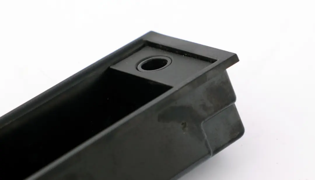 Wkład Popielniczki Popielniczka Konsoli Środkowej do BMW X5 E53 o numerze 51168402967 BMW X5 E53 Wkład Popielniczki Popielniczka Konsoli Środkowej - SKU 8402967 - Numer Części 51168402967