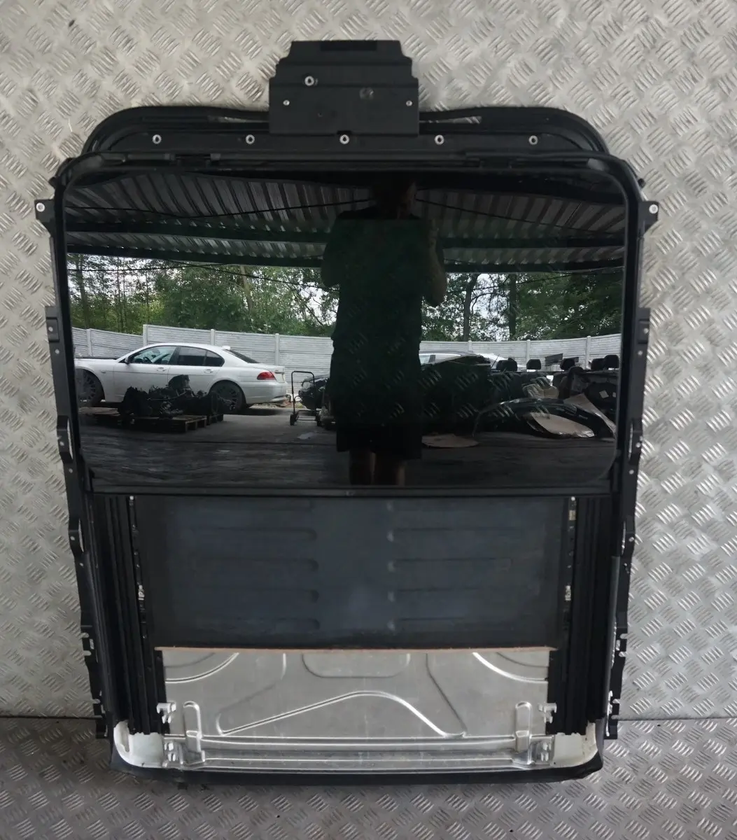 Sun Roof Sliding Roof Frame Complete Sunroof Glass Beige to BMW X5 Series E53 with Part number 8408062 BMW X5 Series E53 Sun Roof Sliding Roof Frame Complete Sunroof Glass Beige - SKU 8408062-1 - Part number 8408062