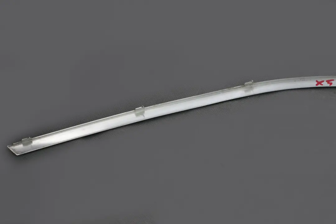 Seitenfenster Blende Oben Hinten Rechts Chrom für BMW X5 er E53 mit Teilenummer 8408454 BMW X5 er E53 Seitenfenster Blende Oben Hinten Rechts Chrom - SKU 8408454 - Teilenummer 8408454