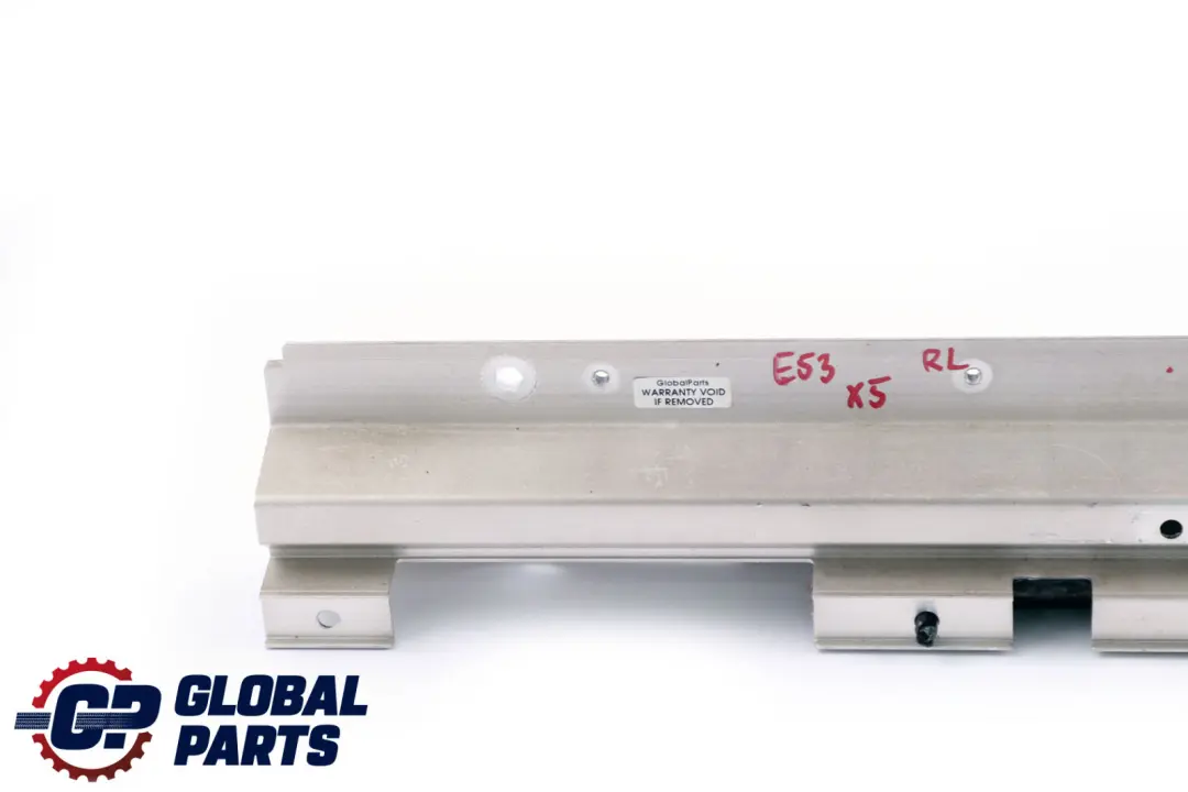 Tail Gate Trim Mount Bracket Rear Left para BMW E53 con número de pieza 8408765 BMW E53 Tail Gate Trim Mount Bracket Rear Left - SKU 8408765 - Número de pieza 8408765