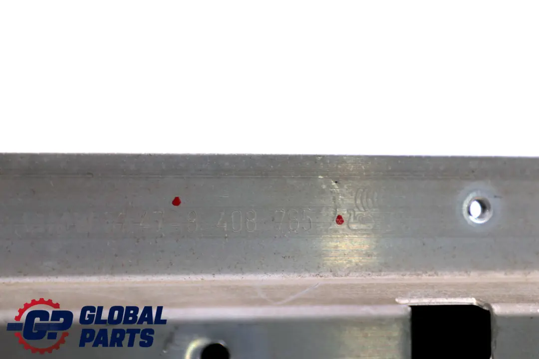 Tail Gate Trim Mount Bracket Rear Left para BMW E53 con número de pieza 8408765 BMW E53 Tail Gate Trim Mount Bracket Rear Left - SKU 8408765 - Número de pieza 8408765