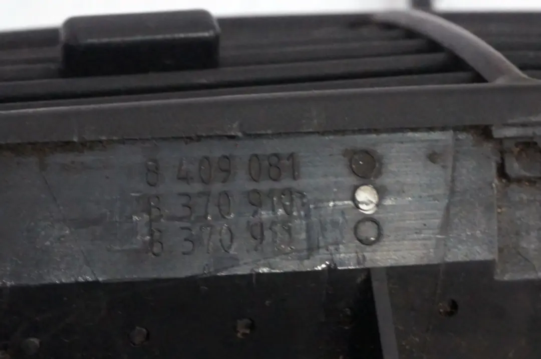 Kratka nawiewu wlot powietrza tył do BMW E53 X5 o numerze 8409081 BMW E53 X5 Kratka nawiewu wlot powietrza tył - SKU 8409081 - Numer Części 8409081