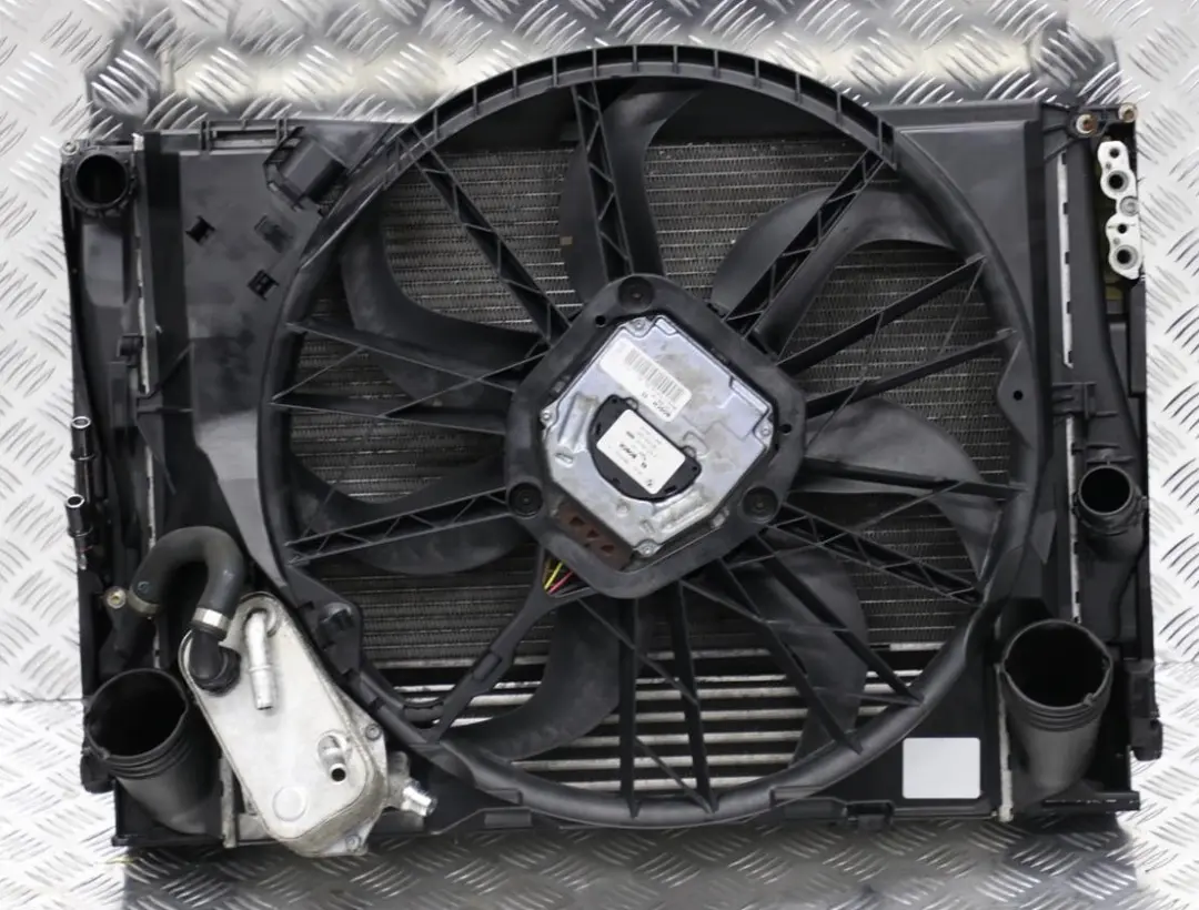 Complete Pack Radiator Fan Housing Diesel 400W to BMW E81 E87 E90 LCI with Part number 8506668 BMW E81 E87 E90 LCI Complete Pack Radiator Fan Housing Diesel 400W - SKU 8506668-3 - Part number 8506668