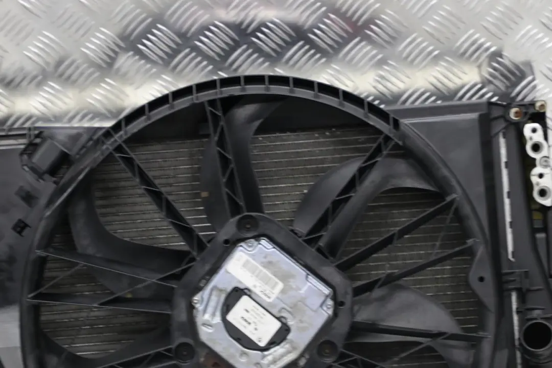 Linceul Avec Ventilateur Diesel 400W pour BMW E81 E87 E90 LCI à propos du numéro de pièce 8506668 BMW E81 E87 E90 LCI Linceul Avec Ventilateur Diesel 400W - SKU 8506668-3 - Numéro de pièce 8506668