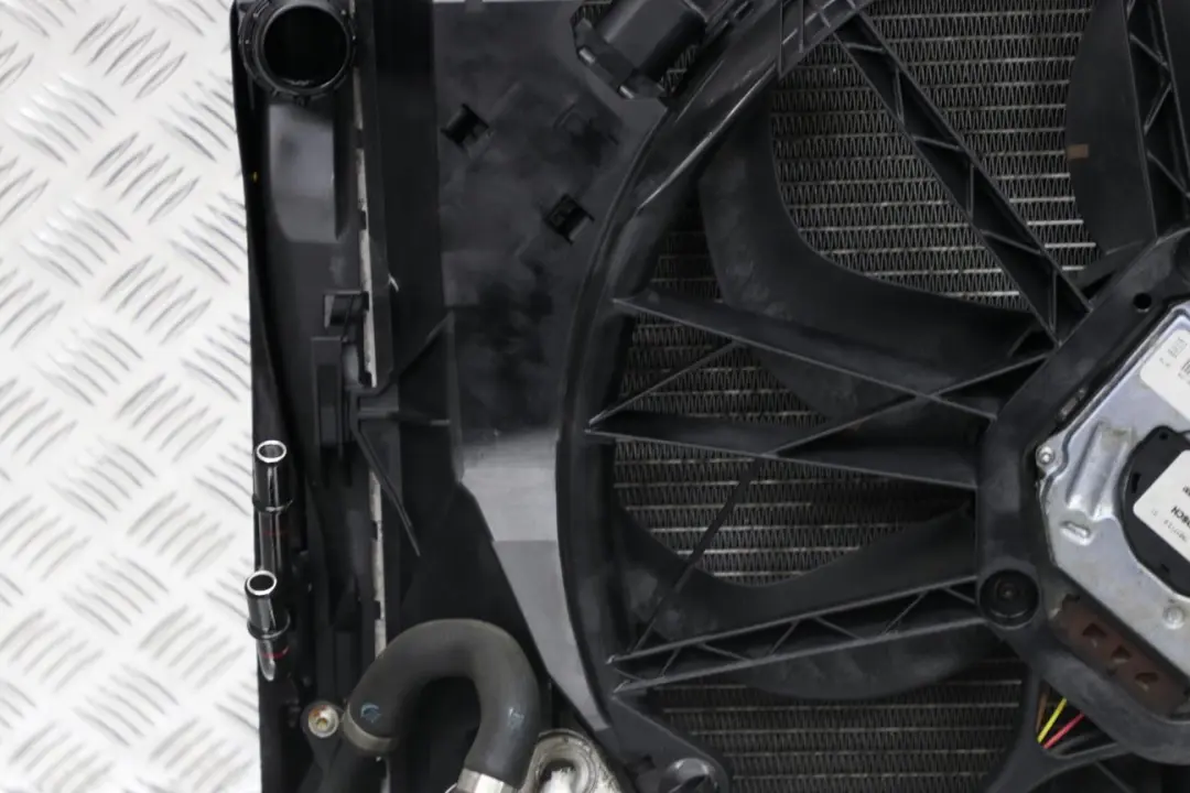 Linceul Avec Ventilateur Diesel 400W pour BMW E81 E87 E90 LCI à propos du numéro de pièce 8506668 BMW E81 E87 E90 LCI Linceul Avec Ventilateur Diesel 400W - SKU 8506668-3 - Numéro de pièce 8506668