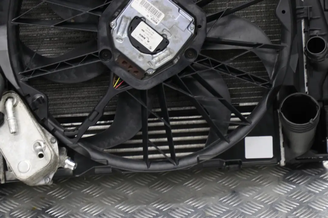 Completo Carcasa Ventilador Radiador Diesel 400W para BMW E87 E90 LCI Pack con número de pieza 8506668 BMW E87 E90 LCI Pack Completo Carcasa Ventilador Radiador Diesel 400W - SKU 8506668-3 - Número de pieza 8506668