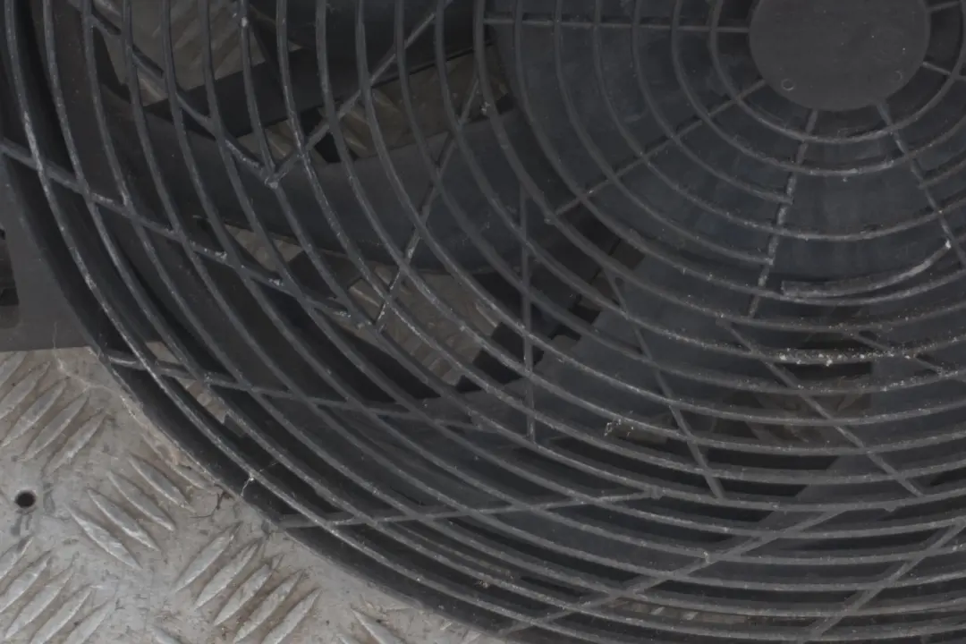 M67N Osłona Chłodnicy Wentylator do BMW E65 745d o numerze 7795138 BMW E65 745d M67N Osłona Chłodnicy Wentylator - SKU 8509925 - Numer Części 7795138