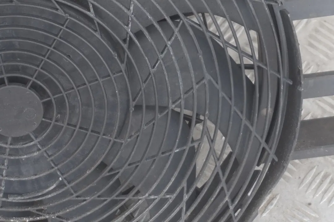 M67N Motor Refrigeración Radiador Ventilador Carenado 6946373 para BMW E65 745d con número de pieza 7795138 BMW E65 745d M67N Motor Refrigeración Radiador Ventilador Carenado 6946373 - SKU 8509925 - Número de pieza 7795138