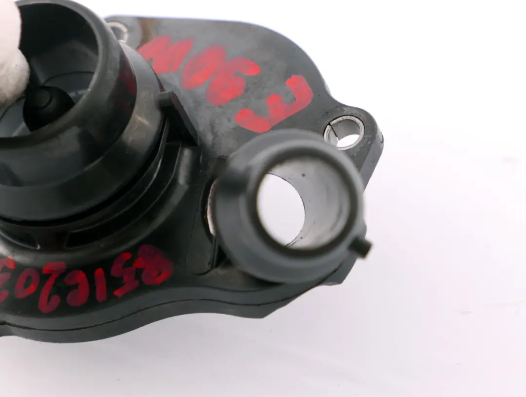 Obudowa Termostatu do BMW X1 E84 E90 E91 E92 E93 LCI F10 F11 F20 F30 o numerze 8516203 BMW X1 E84 E90 E91 E92 E93 LCI F10 F11 F20 F30 Obudowa Termostatu - SKU 8516203 - Numer Części 8516203