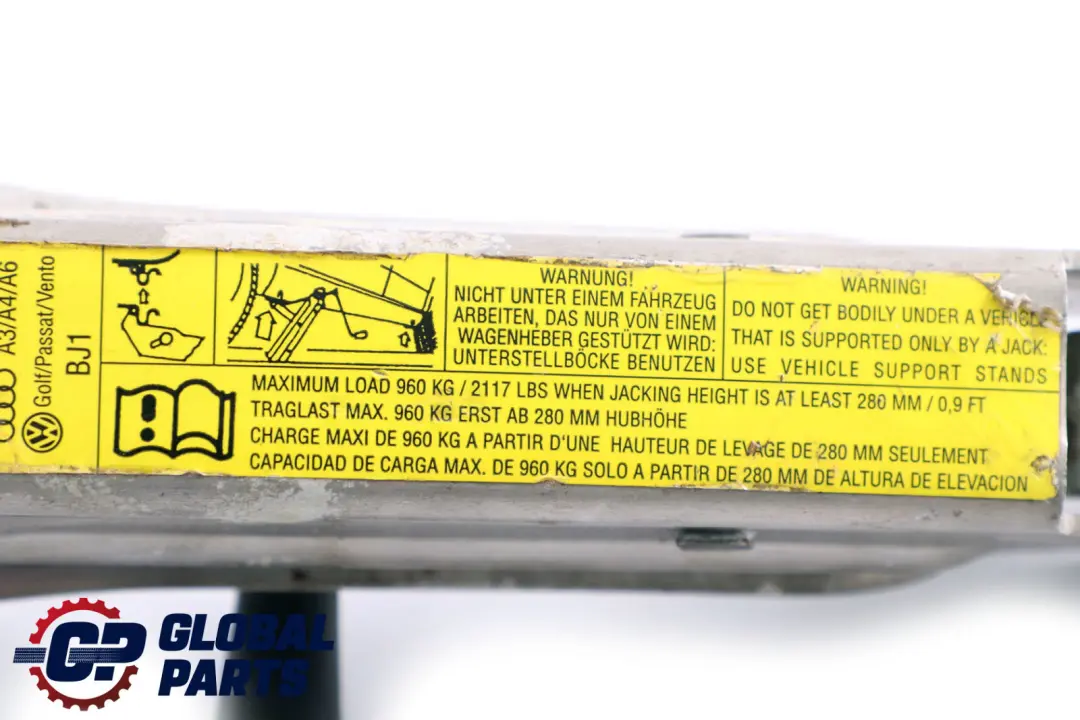 Strumento sollevamento auto Jack per VW Golf Passat Vento Audi A3 A4 A6 con numero di parte 8L0011031A VW Golf Passat Vento Audi A3 A4 A6 Strumento sollevamento auto Jack - SKU 8L0011031A - Numero di parte 8L0011031A