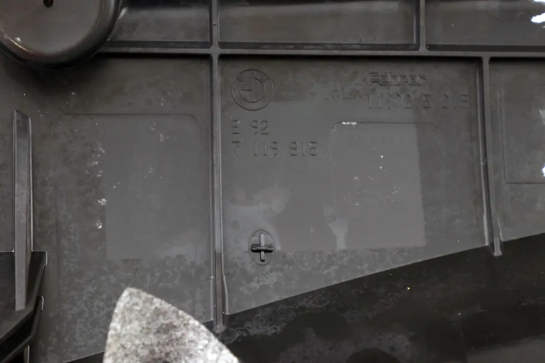 Boczek lewy kanapa tył skóra 7119815 do BMW E92 o numerze 9110941 BMW E92 Boczek lewy kanapa tył skóra 7119815 - SKU 9110941 - Numer Części 9110941