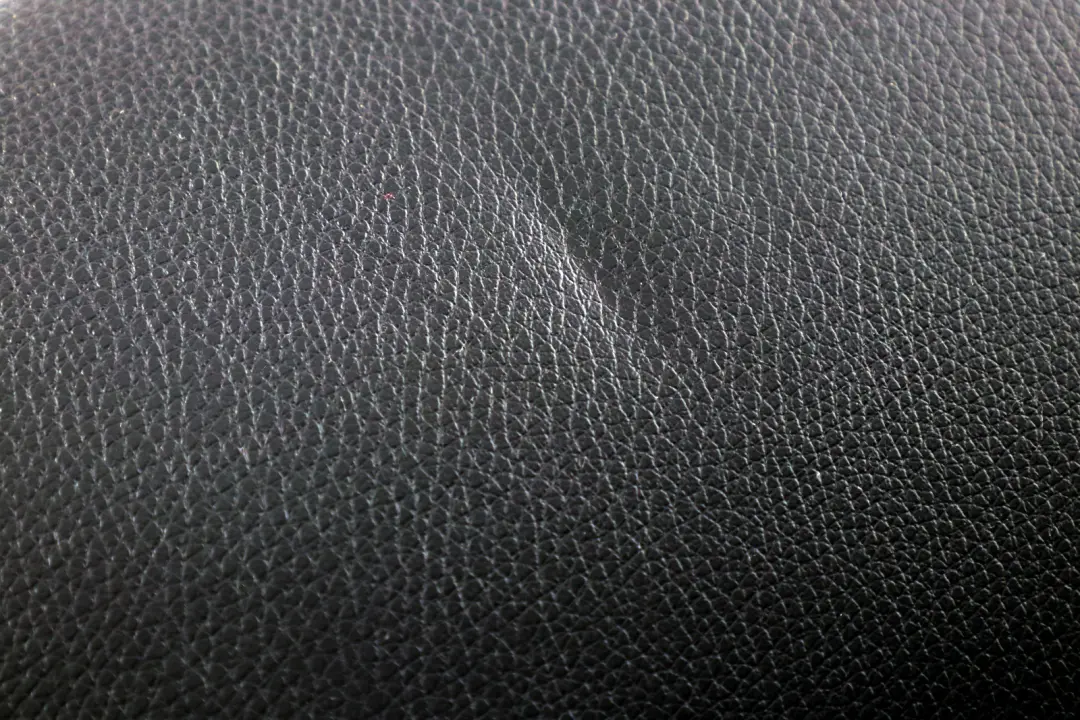 Pezzo Laterale Pelle Posteriore Destro Nero per BMW E92 con numero di parte 9110942 BMW E92 Pezzo Laterale Pelle Posteriore Destro Nero - SKU 9110942 - Numero di parte 9110942