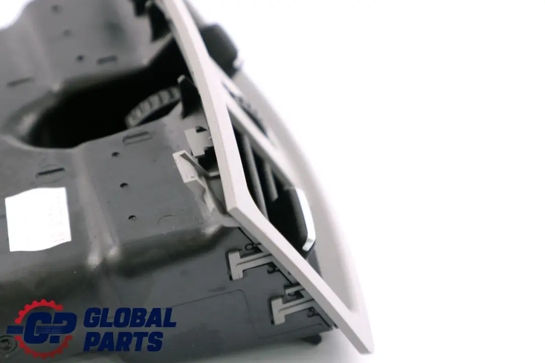 Entlüftungsgitter Links Grau für BMW 5 er E60 E61 LCI mit Teilenummer 6932023 BMW 5 er E60 E61 LCI Entlüftungsgitter Links Grau - SKU 9112212 - Teilenummer 6932023