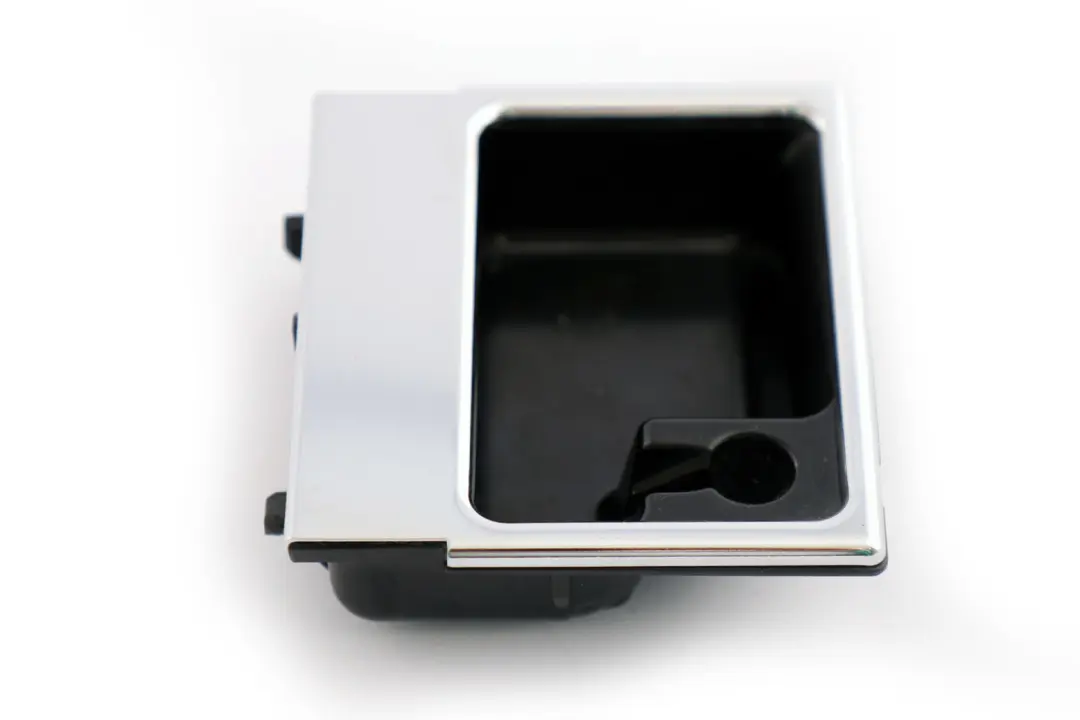 Einsatz Ascher für BMW 5 er E60 E60N E61N LCI mit Teilenummer 9112906 BMW 5 er E60 E60N E61N LCI Einsatz Ascher - SKU 9112906 - Teilenummer 9112906