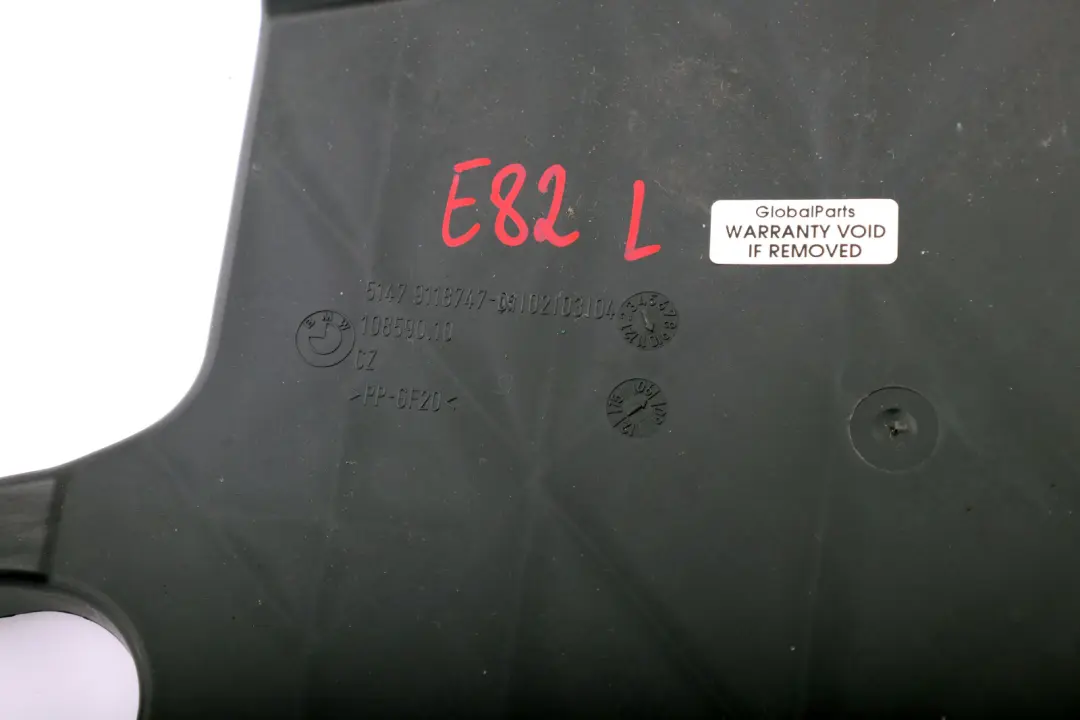 Osłona obudowa bagażnika lewa do BMW E82 E88 o numerze 9118747 BMW E82 E88 Osłona obudowa bagażnika lewa - SKU 9118747 - Numer Części 9118747