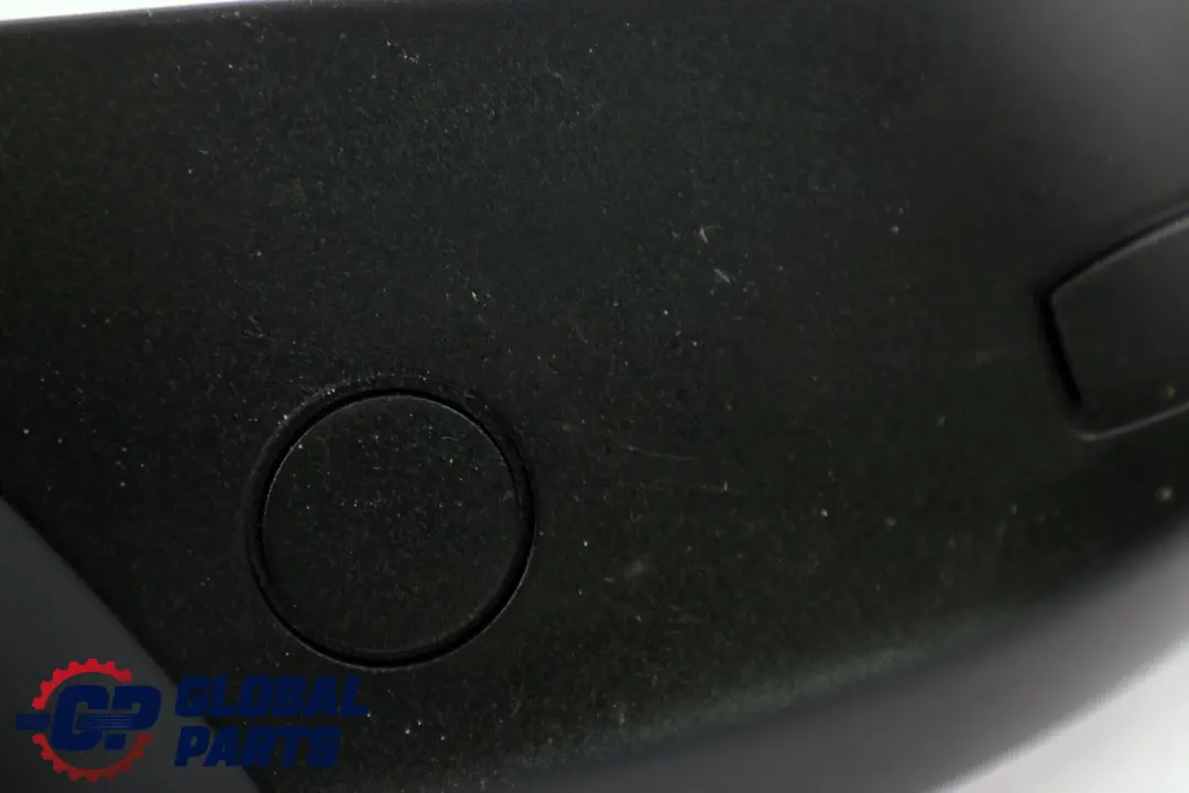 Rivestimento sedile esterno sinistro Nero 9120345 per BMW E81 E82 E88 E92 con numero di parte 9120349 BMW E81 E82 E88 E92 Rivestimento sedile esterno sinistro Nero 9120345 - SKU 9120345-1 - Numero di parte 9120349