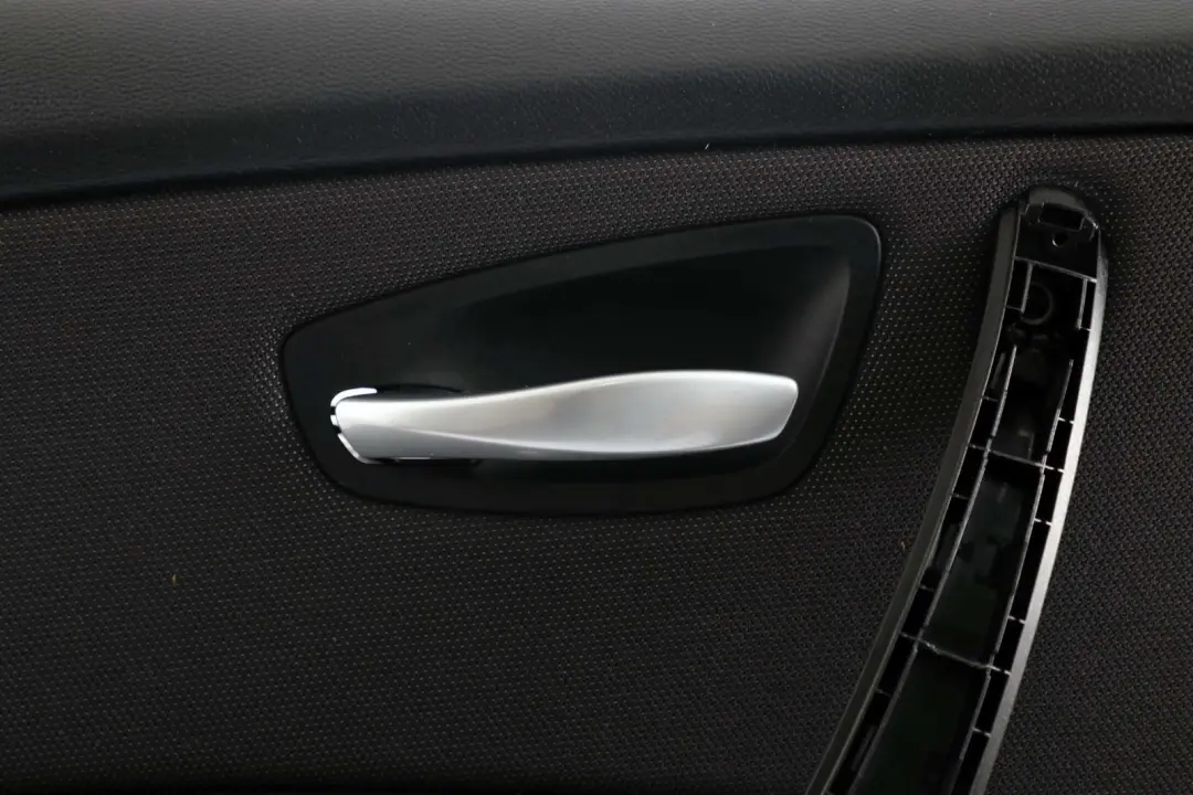 Pannello Porta Tessuto Posteriore Sinistra Antracite per BMW E87 LCI con numero di parte 9121193 BMW E87 LCI Pannello Porta Tessuto Posteriore Sinistra Antracite - SKU 9121193 - Numero di parte 9121193