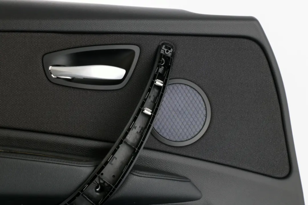 Scheda Fodera Porta Panno Anteriore Sinistra Rete Antracite per BMW E81 E82 con numero di parte 51419121233 BMW E81 E82 Scheda Fodera Porta Panno Anteriore Sinistra Rete Antracite - SKU 9121233 - Numero di parte 51419121233