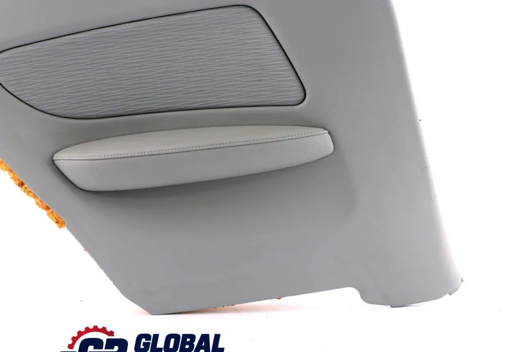 Embellecedor Lateral Trasero Izquierdo Tela Elektra Alaskagrau Gris para BMW E81 con número de pieza 9121317 BMW E81 Embellecedor Lateral Trasero Izquierdo Tela Elektra Alaskagrau Gris - SKU 9121317 - Número de pieza 9121317