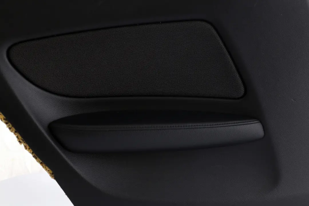 Trasera Izquierda Panel de Puerta de Tarjeta de Tela Red Antracita para BMW E81 con número de pieza 9121319 BMW E81 Trasera Izquierda Panel de Puerta de Tarjeta de Tela Red Antracita - SKU 9121319 - Número de pieza 9121319