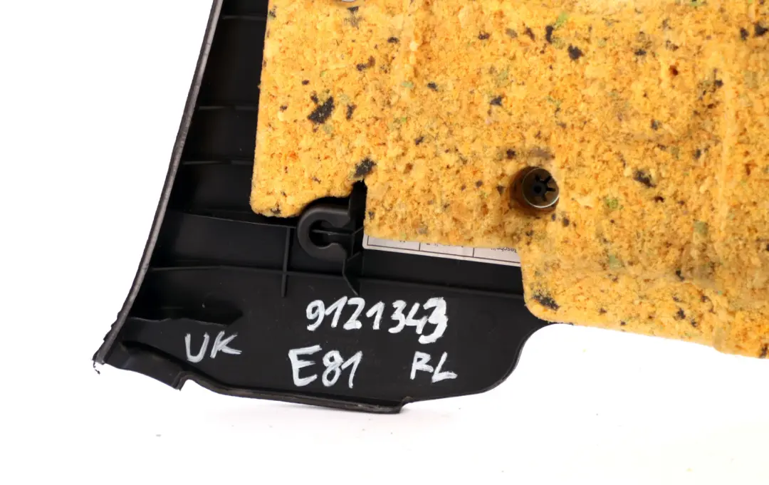 Trasero Izquierdo Lateral Panel Cubierta Cuero Limon para BMW E81 con número de pieza 9121343 BMW E81 Trasero Izquierdo Lateral Panel Cubierta Cuero Limon - SKU 9121343 - Número de pieza 9121343