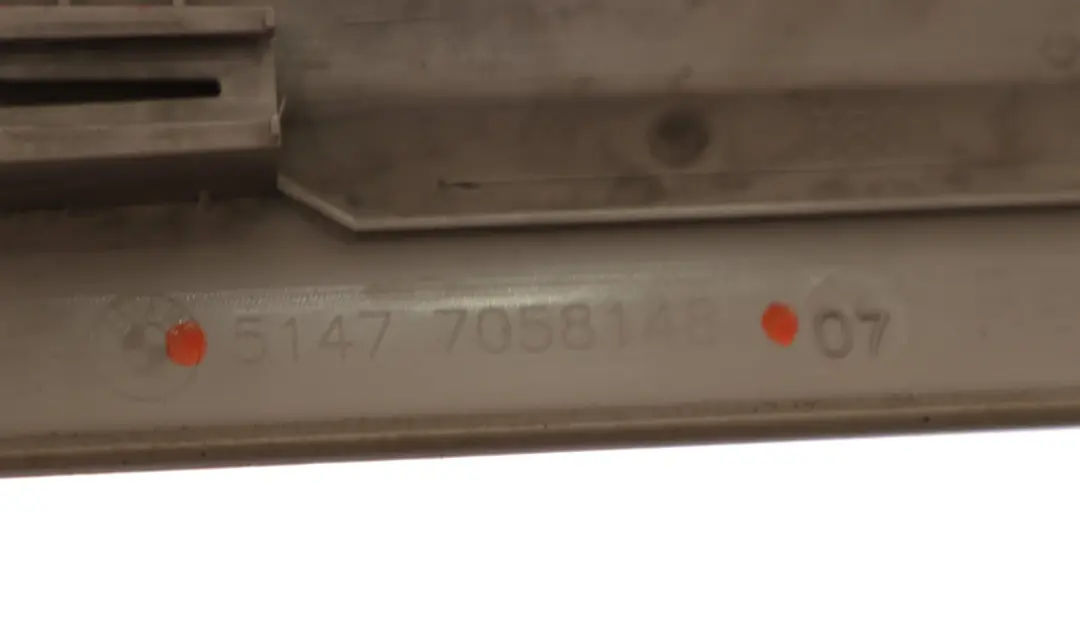  *BMW 1 er E81 E82 E88 Blende Einstieg Rechts Beige 7058148 - SKU 9122490 - Teilenummer 9122490