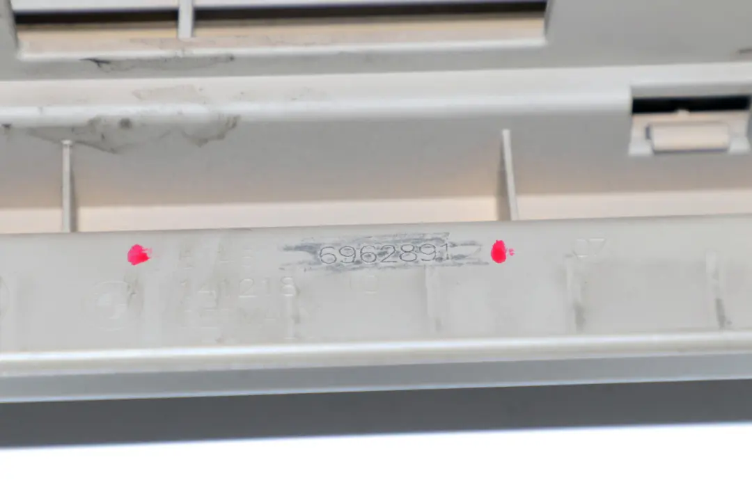 Innenraum Verkleidung Abdeckung Luftauslass Gitter Hinten Beige für BMW E88 mit Teilenummer 9127060 BMW E88 Innenraum Verkleidung Abdeckung Luftauslass Gitter Hinten Beige - SKU 9127060 - Teilenummer 9127060