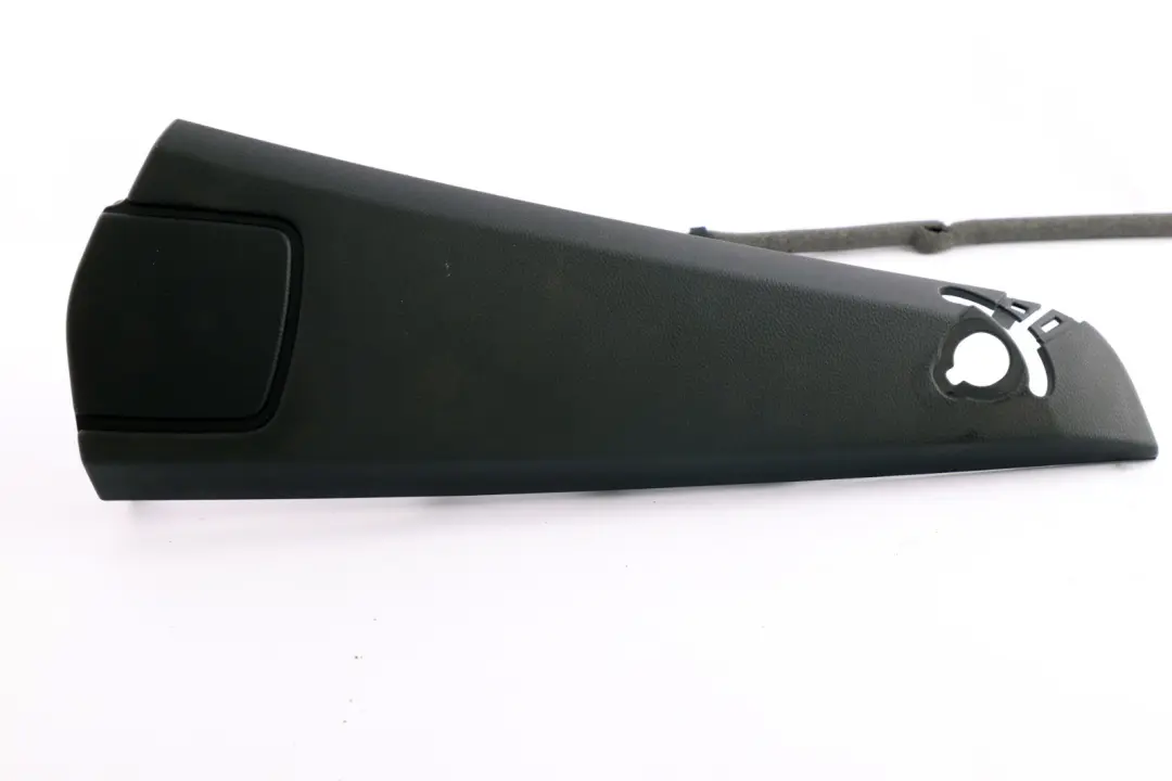 Tapa Embellecedor Lateral Panel Trasero Derecho para BMW E88 con número de pieza 9128774 BMW E88 Tapa Embellecedor Lateral Panel Trasero Derecho - SKU 9128774 - Número de pieza 9128774