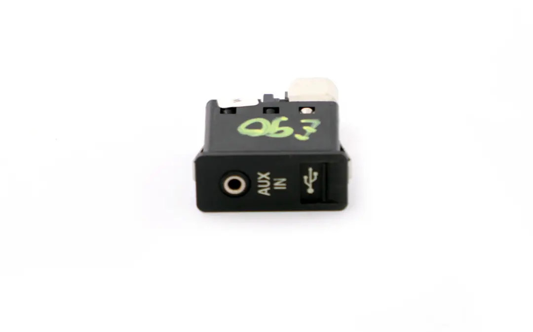 BMW 1 3 5 Series E60 E61 E81 E87 E90 E91 USB AUX In Socket Port Plug - SKU 9129651 - Part number 9138402