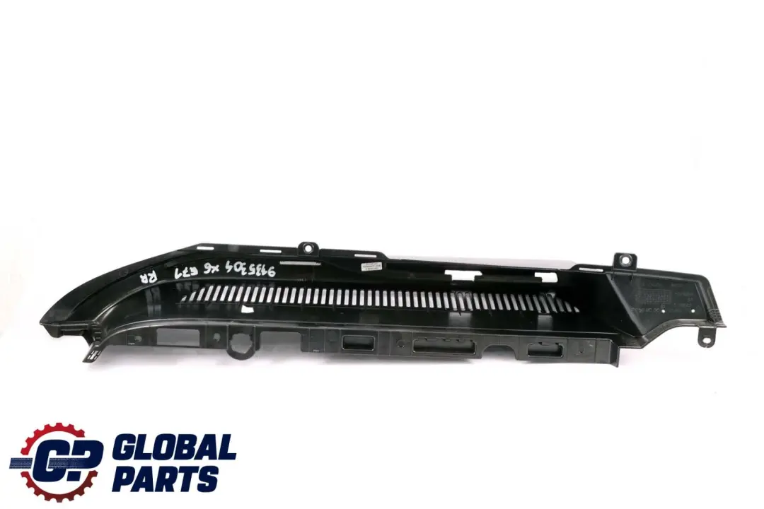 Coperchio della guida laterale presa d'aria posteriore destra bagagliaio per BMW E71 con numero di parte 6981054 BMW E71 Coperchio della guida laterale presa d'aria posteriore destra bagagliaio - SKU 9135304 - Numero di parte 6981054